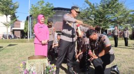 Para personel Polres Demak yang naik pangkat mengikuti upacara tradisi penyiraman air bunga yang digelar di halaman Mapolres Demak, Selasa (30/6/2026).
