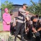 Para personel Polres Demak yang naik pangkat mengikuti upacara tradisi penyiraman air bunga yang digelar di halaman Mapolres Demak, Selasa (30/6/2026).