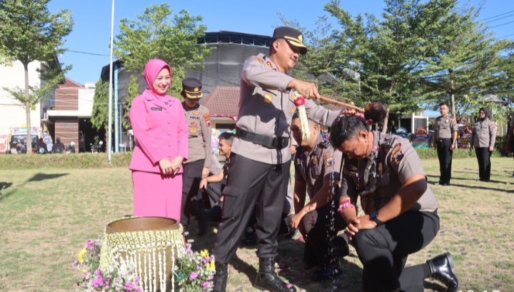 Para personel Polres Demak yang naik pangkat mengikuti upacara tradisi penyiraman air bunga yang digelar di halaman Mapolres Demak, Selasa (30/6/2026).