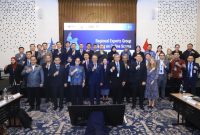 Utusan Otoritas Jasa Keuangan (OJK), United Nations Office on Drugs and Crime (UNODC) dan Satuan Tugas Pemberantasan Aktivitas Keuangan Ilegal (Satgas PASTI) foto bersama di acara Regional Expert Group Meeting on Online Scams bertajuk “Strengthening Financial Intelligence, AML/CFT Regulation, and Law Enforcement Cooperation in Southeast Asia”, di Jakarta (29-30/6/2026). 