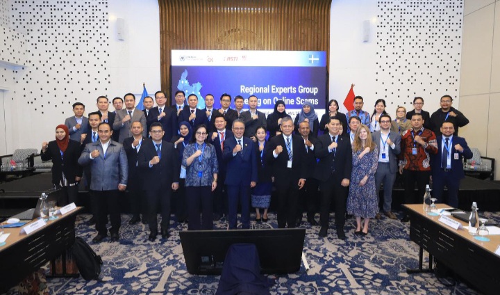 Utusan Otoritas Jasa Keuangan (OJK), United Nations Office on Drugs and Crime (UNODC) dan Satuan Tugas Pemberantasan Aktivitas Keuangan Ilegal (Satgas PASTI) foto bersama di acara Regional Expert Group Meeting on Online Scams bertajuk “Strengthening Financial Intelligence, AML/CFT Regulation, and Law Enforcement Cooperation in Southeast Asia”, di Jakarta (29-30/6/2026). 