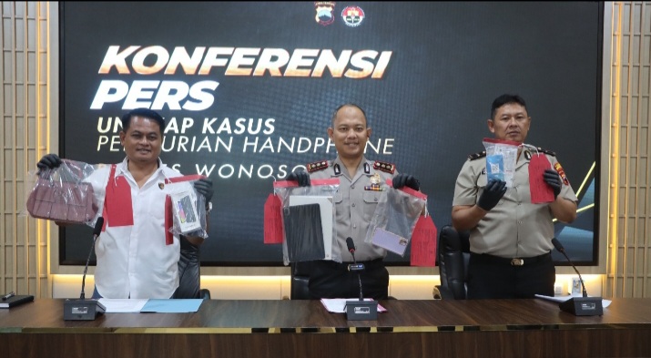 Kapolres Wonosobo AKBP M. Kasim Akbar Bantilan (tengah), dalam konferensi pers di Mapolres Wonosobo, Senin (29/6/2026).