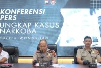 Kapolres Wonosobo, AKBP M. Kasim Akbar Bantilan (tengah), dalam konferensi pers di Mapolres Wonosobo, Senin (29/6/2026).
