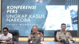 Kapolres Wonosobo, AKBP M. Kasim Akbar Bantilan (tengah), dalam konferensi pers di Mapolres Wonosobo, Senin (29/6/2026).
