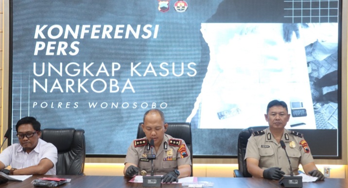 Kapolres Wonosobo, AKBP M. Kasim Akbar Bantilan (tengah), dalam konferensi pers di Mapolres Wonosobo, Senin (29/6/2026).
