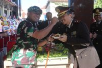 Wakapolres Demak, Kompol Hendrie Suryo Liquisasono menerima ucapan selamat dari Komandan Kodim 0716/Demak, Letkol Arm. Dony Romansah usai Upacara Hari Bhayangkara Ke-80 di Lapangan Wicaksana Laghawa, Rabu (1/7/2026).