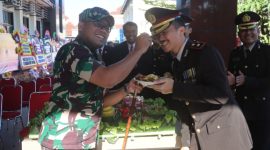 Wakapolres Demak, Kompol Hendrie Suryo Liquisasono menerima ucapan selamat dari Komandan Kodim 0716/Demak, Letkol Arm. Dony Romansah usai Upacara Hari Bhayangkara Ke-80 di Lapangan Wicaksana Laghawa, Rabu (1/7/2026).