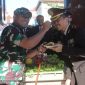 Wakapolres Demak, Kompol Hendrie Suryo Liquisasono menerima ucapan selamat dari Komandan Kodim 0716/Demak, Letkol Arm. Dony Romansah usai Upacara Hari Bhayangkara Ke-80 di Lapangan Wicaksana Laghawa, Rabu (1/7/2026).