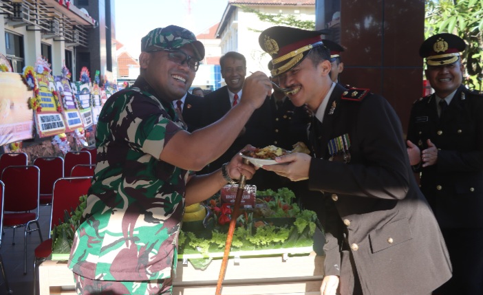 Wakapolres Demak, Kompol Hendrie Suryo Liquisasono menerima ucapan selamat dari Komandan Kodim 0716/Demak, Letkol Arm. Dony Romansah usai Upacara Hari Bhayangkara Ke-80 di Lapangan Wicaksana Laghawa, Rabu (1/7/2026).