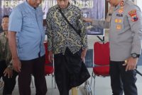 Kapolres Demak, AKBP Arrizal Samelino Gandasaputra, menyerahkan bantuan kaki palsu kepada penyandang disabilitas di Pendopo Parama Satwika, Polres Demak, Jumat (3/7/2026).