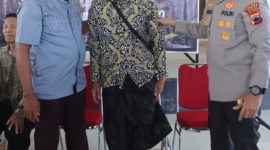 Kapolres Demak, AKBP Arrizal Samelino Gandasaputra, menyerahkan bantuan kaki palsu kepada penyandang disabilitas di Pendopo Parama Satwika, Polres Demak, Jumat (3/7/2026).