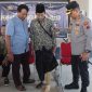 Kapolres Demak, AKBP Arrizal Samelino Gandasaputra, menyerahkan bantuan kaki palsu kepada penyandang disabilitas di Pendopo Parama Satwika, Polres Demak, Jumat (3/7/2026).