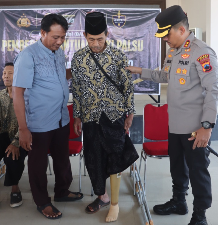 Kapolres Demak, AKBP Arrizal Samelino Gandasaputra, menyerahkan bantuan kaki palsu kepada penyandang disabilitas di Pendopo Parama Satwika, Polres Demak, Jumat (3/7/2026).