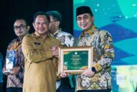 Wakil Gubernur Jawa Tengah, Taj Yasin Maimoen, mewakili Gubernur Ahmad Luthfi, menerima penghargaan pada malam penganugerahan yang diselenggarakan di Auditorium Bank Mega, Jakarta, Senin (6/7/2026).