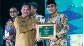 Wakil Gubernur Jawa Tengah, Taj Yasin Maimoen, mewakili Gubernur Ahmad Luthfi, menerima penghargaan pada malam penganugerahan yang diselenggarakan di Auditorium Bank Mega, Jakarta, Senin (6/7/2026).