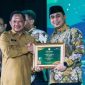 Wakil Gubernur Jawa Tengah, Taj Yasin Maimoen, mewakili Gubernur Ahmad Luthfi, menerima penghargaan pada malam penganugerahan yang diselenggarakan di Auditorium Bank Mega, Jakarta, Senin (6/7/2026).