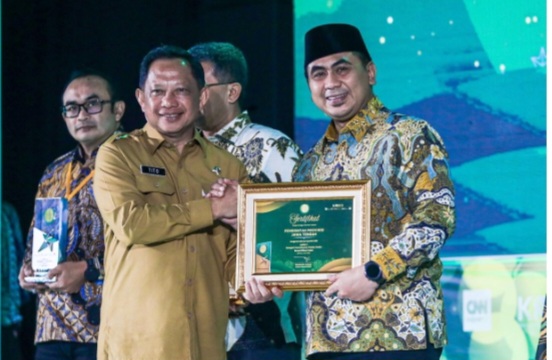 Wakil Gubernur Jawa Tengah, Taj Yasin Maimoen, mewakili Gubernur Ahmad Luthfi, menerima penghargaan pada malam penganugerahan yang diselenggarakan di Auditorium Bank Mega, Jakarta, Senin (6/7/2026).