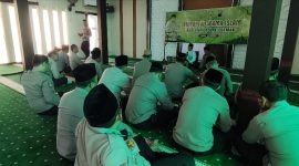 Para perwira, bintara, ASN Polri, dan PNPP Polres Demak mengikuti tausiah Pembinaan Rohani dan Mental yang disampaikan Ustadz Wildan Badruz Zaman di Masjid Uswatun Hasanah Polres Demak, Kamis (9/7/2026).