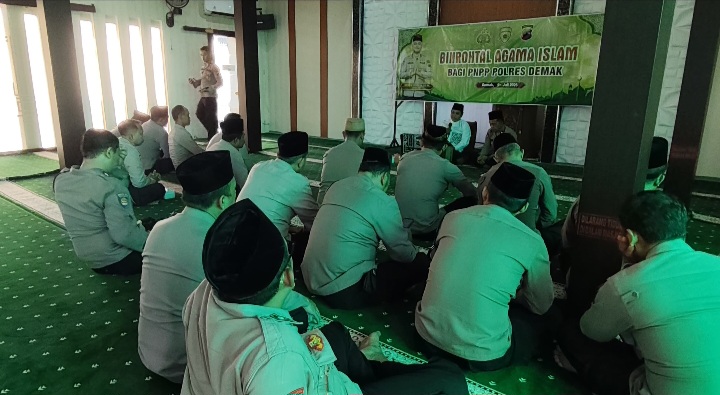 Para perwira, bintara, ASN Polri, dan PNPP Polres Demak mengikuti tausiah Pembinaan Rohani dan Mental yang disampaikan Ustadz Wildan Badruz Zaman di Masjid Uswatun Hasanah Polres Demak, Kamis (9/7/2026).