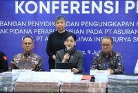Ketua Dewan Komisioner OJK, Friderica Widyasari Dewi (tengah).