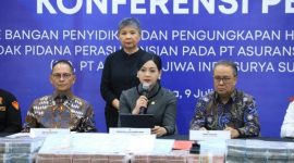 Ketua Dewan Komisioner OJK, Friderica Widyasari Dewi (tengah).