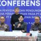 Ketua Dewan Komisioner OJK, Friderica Widyasari Dewi (tengah).