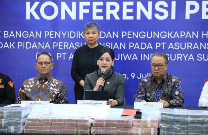 Ketua Dewan Komisioner OJK, Friderica Widyasari Dewi (tengah).