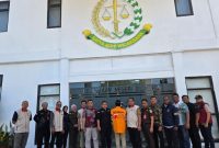 OJK serahkan tersangka berinisial KI (tengah) selaku Direktur Utama PT BPR SAWA kepada Jaksa Penuntut Umum Kejaksaan Negeri Sidoarjo, Kamis (9/7).