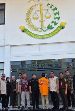 OJK Serahkan Tersangka Kasus PT BPR SAWA ke Kejaksaan Negeri Sidoarjo