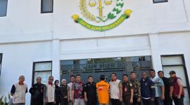 OJK serahkan tersangka berinisial KI (tengah) selaku Direktur Utama PT BPR SAWA kepada Jaksa Penuntut Umum Kejaksaan Negeri Sidoarjo, Kamis (9/7).
