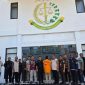 OJK serahkan tersangka berinisial KI (tengah) selaku Direktur Utama PT BPR SAWA kepada Jaksa Penuntut Umum Kejaksaan Negeri Sidoarjo, Kamis (9/7).