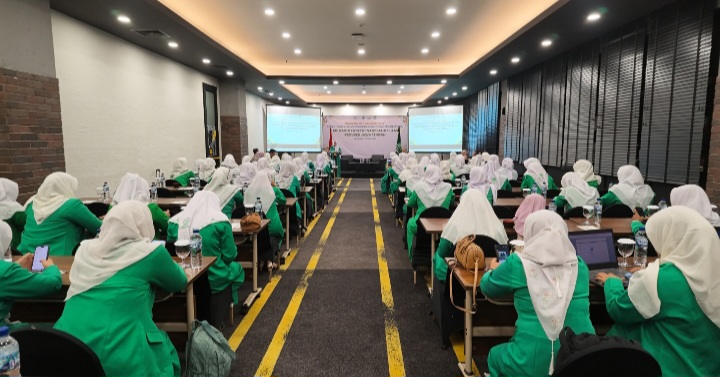 Para kader Fatayat NU dari unsur Pimpinan Wilayah, Pimpinan Cabang, dan perwakilan kabupaten/kota di Jawa Tengah antusias mengikuti
Training of Trainers (ToT) Duta Literasi dan Inklusi Keuangan yang diselnggarakan pada tanggal 11-12 Juli 2026 di Semarang.