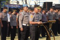 Kapolres Demak, AKBP Arrizal Samelino Gandasaputra, memimpin apel pagi di Lapangan Wicaksana Laghawa Polres Demak, Senin (13/7/2026).