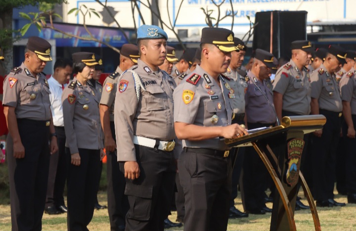 Kapolres Demak, AKBP Arrizal Samelino Gandasaputra, memimpin apel pagi di Lapangan Wicaksana Laghawa Polres Demak, Senin (13/7/2026).