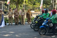 Puluhan pengemudi ojek online mitra BAZNAS siap mendistribusikan bantuan BASNAS ke sekolah-sekolah di Wonosobo pada hari pertama masuk sekolah, Senin (13/7/2026).