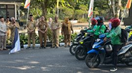 Puluhan pengemudi ojek online mitra BAZNAS siap mendistribusikan bantuan BASNAS ke sekolah-sekolah di Wonosobo pada hari pertama masuk sekolah, Senin (13/7/2026).