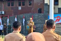 Sekretaris Daerah Kabupaten Rembang, Fahrudin, saat membacakan sambutan Menteri Koperasi Republik Indonesia pada upacara peringatan Hari Koperasi ke-79 Tahun 2026 di halaman Kantor Bupati Rembang, Senin (13/7).