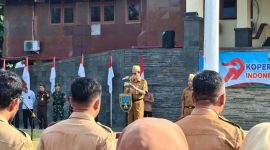 Sekretaris Daerah Kabupaten Rembang, Fahrudin, saat membacakan sambutan Menteri Koperasi Republik Indonesia pada upacara peringatan Hari Koperasi ke-79 Tahun 2026 di halaman Kantor Bupati Rembang, Senin (13/7).