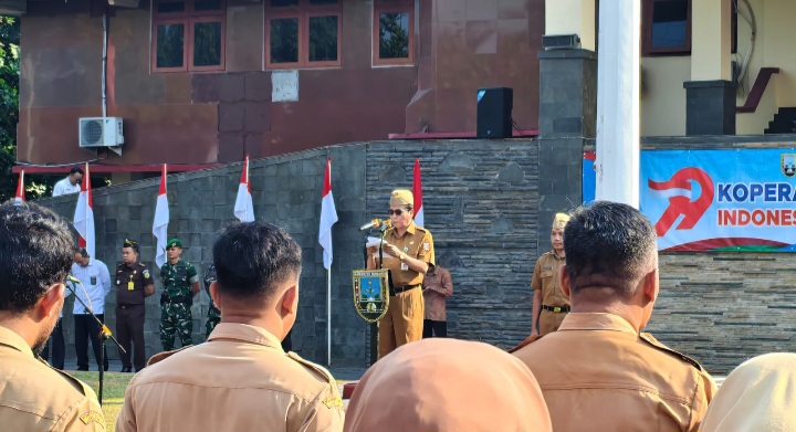 Sekretaris Daerah Kabupaten Rembang, Fahrudin, saat membacakan sambutan Menteri Koperasi Republik Indonesia pada upacara peringatan Hari Koperasi ke-79 Tahun 2026 di halaman Kantor Bupati Rembang, Senin (13/7).