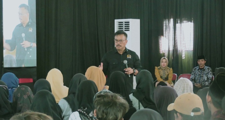 Anggota Komisi IX DPR RI, Edy Wuryanto, diacara sosialisasi Germas di Kantor Balai Desa Pamotan, Kecamatan Pamotan, Kab. Rembang, Senin (13/7/2026).
