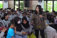 Kepala Bidang Pelayanan Kesehatan dan Sumber Daya Kesehatan (Yankes dan SDK) Dinas Kesehatan Kabupaten Rembang, Soesi Haryanti, sedang mensosialisasikan program Cek Kesehatan Gratis (CKG) kepada masyarakat.
