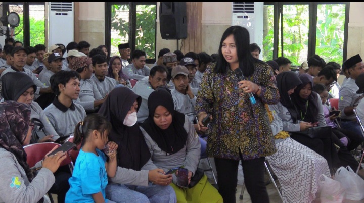 Kepala Bidang Pelayanan Kesehatan dan Sumber Daya Kesehatan (Yankes dan SDK) Dinas Kesehatan Kabupaten Rembang, Soesi Haryanti, sedang mensosialisasikan program Cek Kesehatan Gratis (CKG) kepada masyarakat.