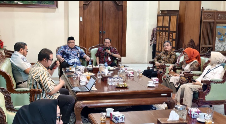 Kegiatan Sinergitas Penanganan Tunggakan Pajak Kendaraan Bermotor Berbasis Kewilayahan oleh Bapenda Provinsi Jawa Tengah bersama Pemkab Rembang di Rumah Dinas Bupati Rembang, Selasa (14/7).