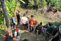 Tim SAR Gabungan melaksanakan operasi pencarian dua anak yang dilaporkan tenggelam di Irigasi Singomerto, Desa Kalibenda, Kecamatan Sigaluh, Kabupaten Banjarnegara, pada Rabu (15/7).