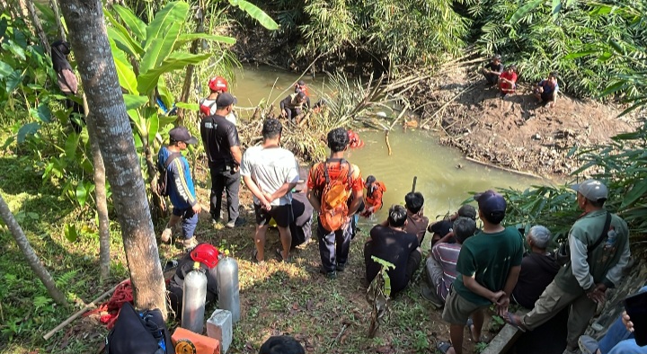 Tim SAR Gabungan melaksanakan operasi pencarian dua anak yang dilaporkan tenggelam di Irigasi Singomerto, Desa Kalibenda, Kecamatan Sigaluh, Kabupaten Banjarnegara, pada Rabu (15/7).