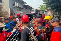 Tim SAR gabungan mengevakuasi jenazah dua anak yang tenggelam di Irigasi Singomerto, Desa Kalibenda, Kecamatan Sigaluh, Kabupaten Banjarnegara, Kamis (16/7).