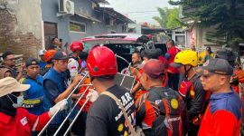 Tim SAR gabungan mengevakuasi jenazah dua anak yang tenggelam di Irigasi Singomerto, Desa Kalibenda, Kecamatan Sigaluh, Kabupaten Banjarnegara, Kamis (16/7).