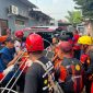 Tim SAR gabungan mengevakuasi jenazah dua anak yang tenggelam di Irigasi Singomerto, Desa Kalibenda, Kecamatan Sigaluh, Kabupaten Banjarnegara, Kamis (16/7).