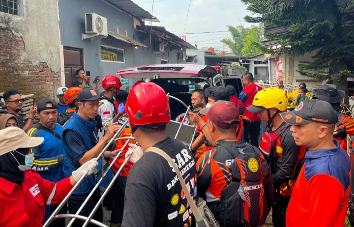 Tim SAR gabungan mengevakuasi jenazah dua anak yang tenggelam di Irigasi Singomerto, Desa Kalibenda, Kecamatan Sigaluh, Kabupaten Banjarnegara, Kamis (16/7).