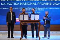 Kepala BNN Provinsi Jawa Tengah, Brigjen Pol. Dr. H. Agus Rohmat dan Rektor Universitas PGRI Semarang, Dr. H. Sapto Budoyo, menandatangani Perjanjian Kerja Sama (PKS) tentang Pelaksanaan Program Pencegahan dan Pemberantasan Penyalahgunaan dan Peredaran Gelap Narkotika (P4GN) melalui Tri Dharma Perguruan Tinggi, Selasa (21/7).